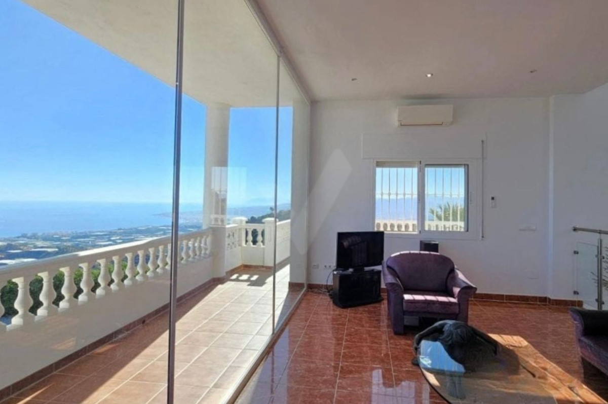 4 Bed Townhouse for sale in Sayalonga Costa Del Sol East, Málaga, Spain
