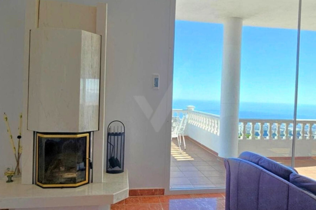 4 Bed Townhouse for sale in Sayalonga Costa Del Sol East, Málaga, Spain