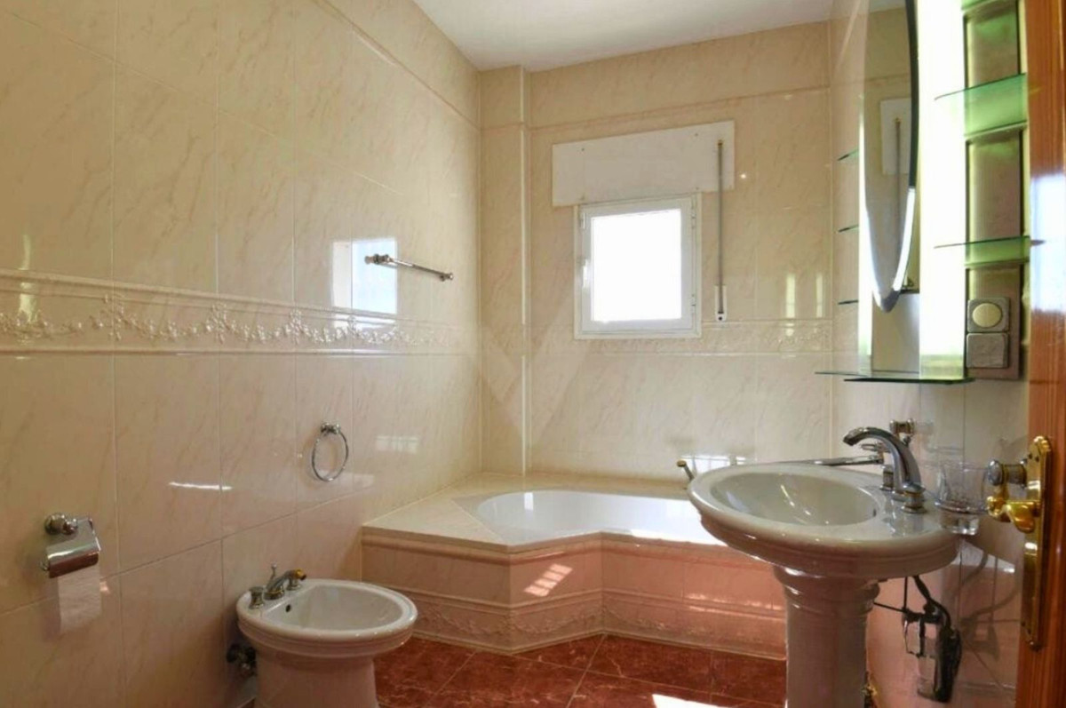 4 Bed Townhouse for sale in Sayalonga Costa Del Sol East, Málaga, Spain