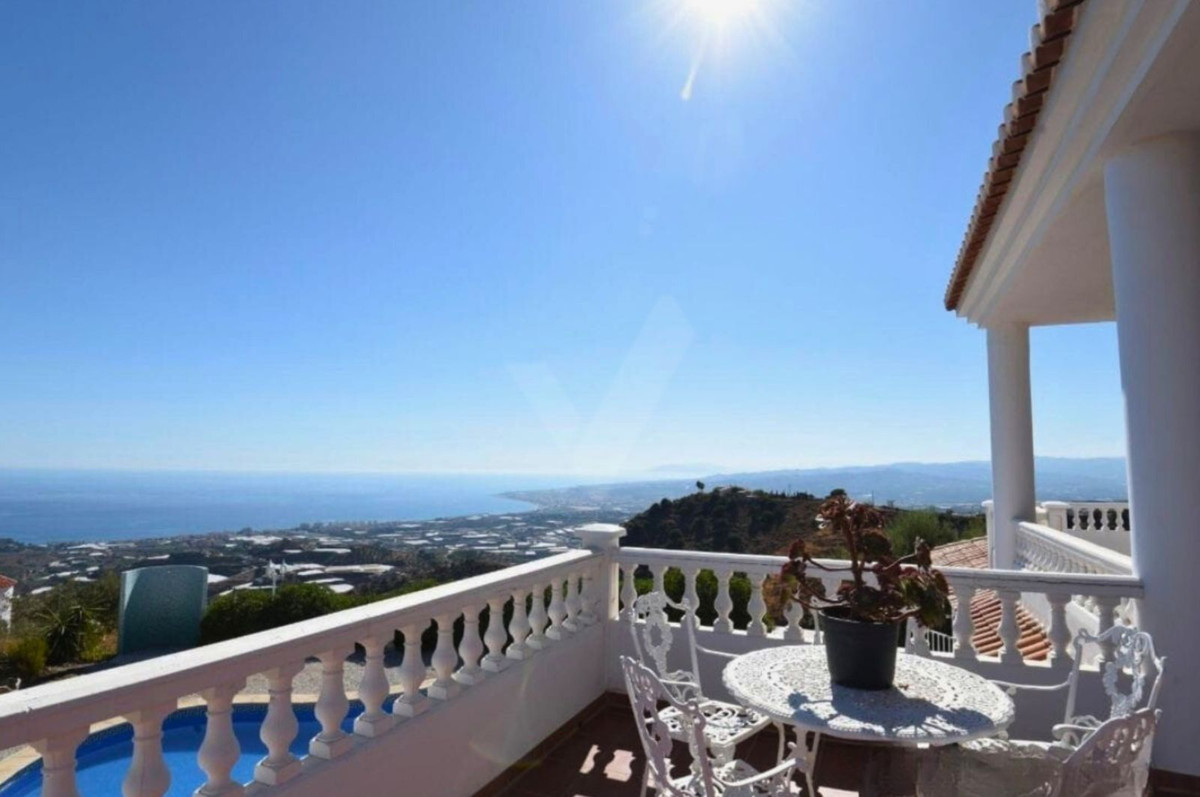 4 Bed Townhouse for sale in Sayalonga Costa Del Sol East, Málaga, Spain