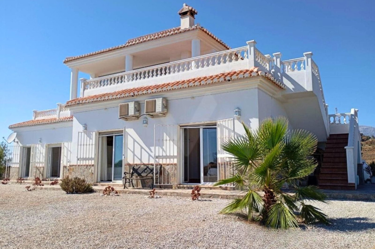 4 Bed Townhouse for sale in Sayalonga Costa Del Sol East, Málaga, Spain
