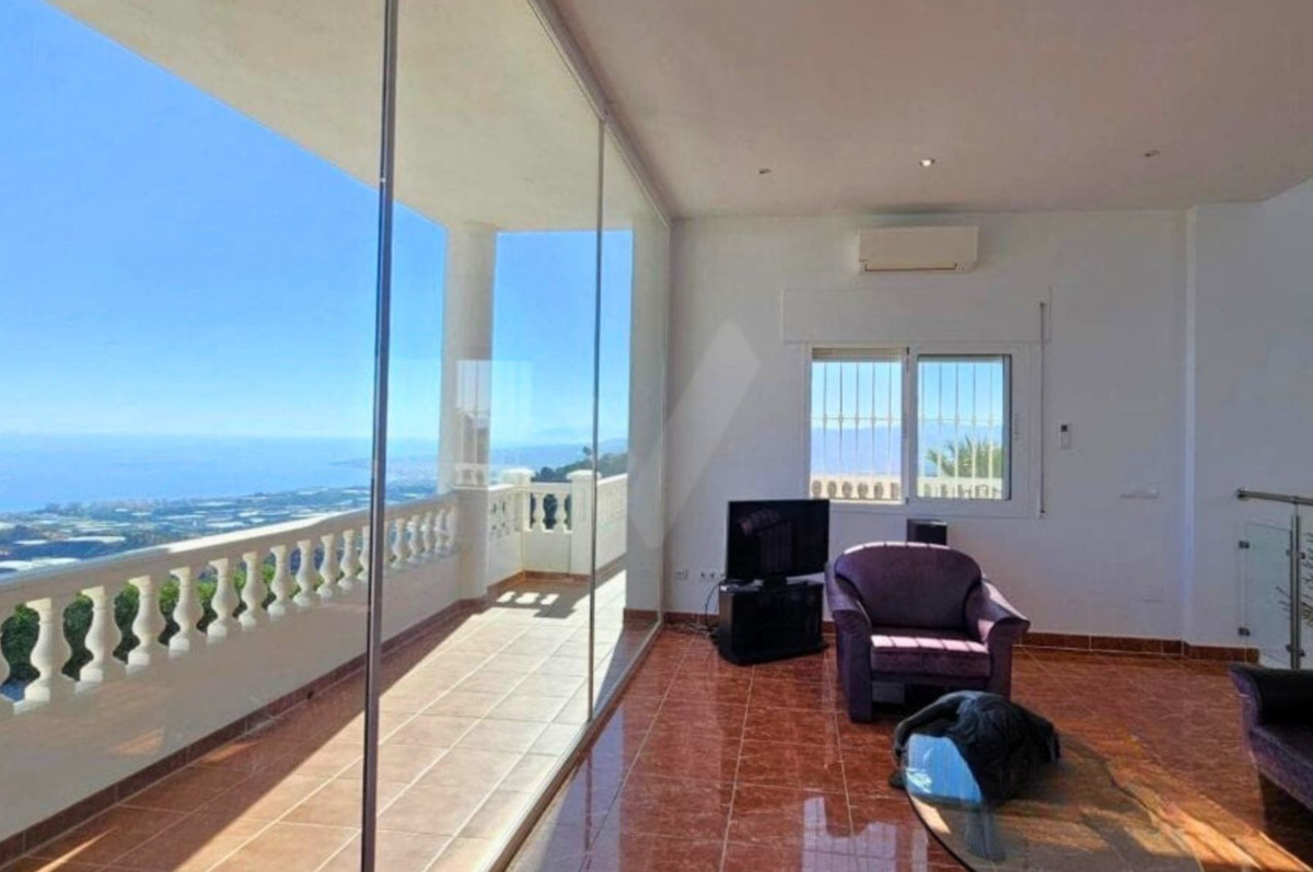 4 Bed Townhouse for sale in Sayalonga Costa Del Sol East, Málaga, Spain
