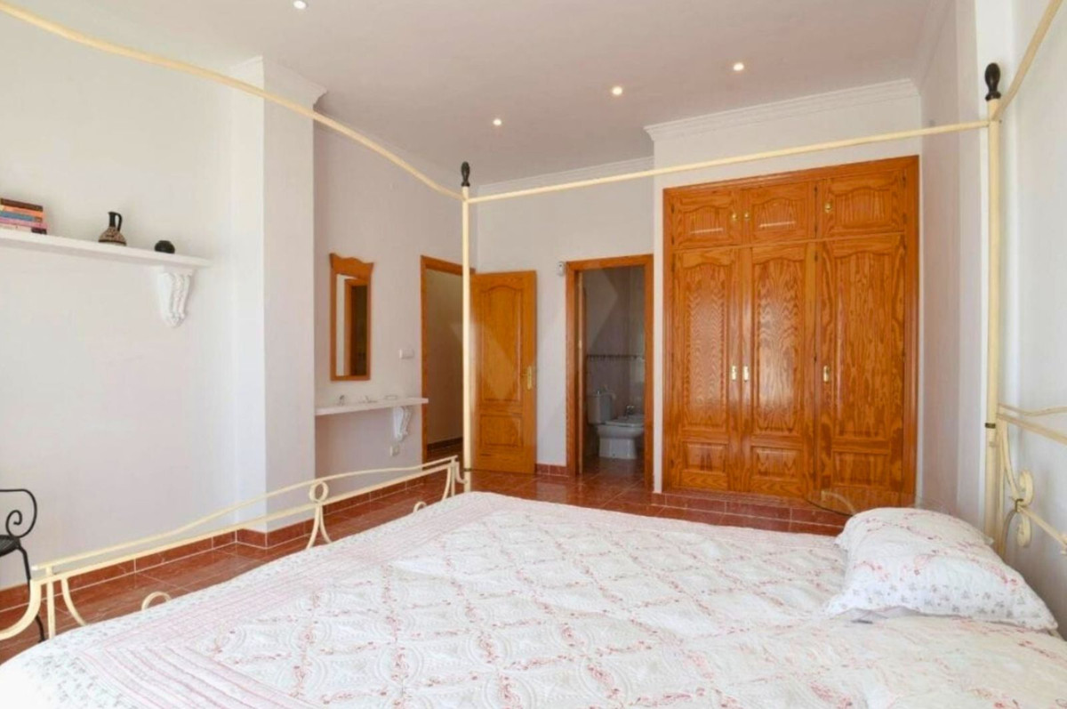 4 Bed Townhouse for sale in Sayalonga Costa Del Sol East, Málaga, Spain