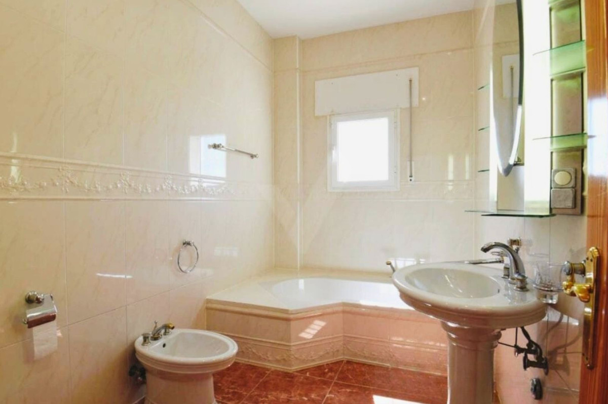 4 Bed Townhouse for sale in Sayalonga Costa Del Sol East, Málaga, Spain