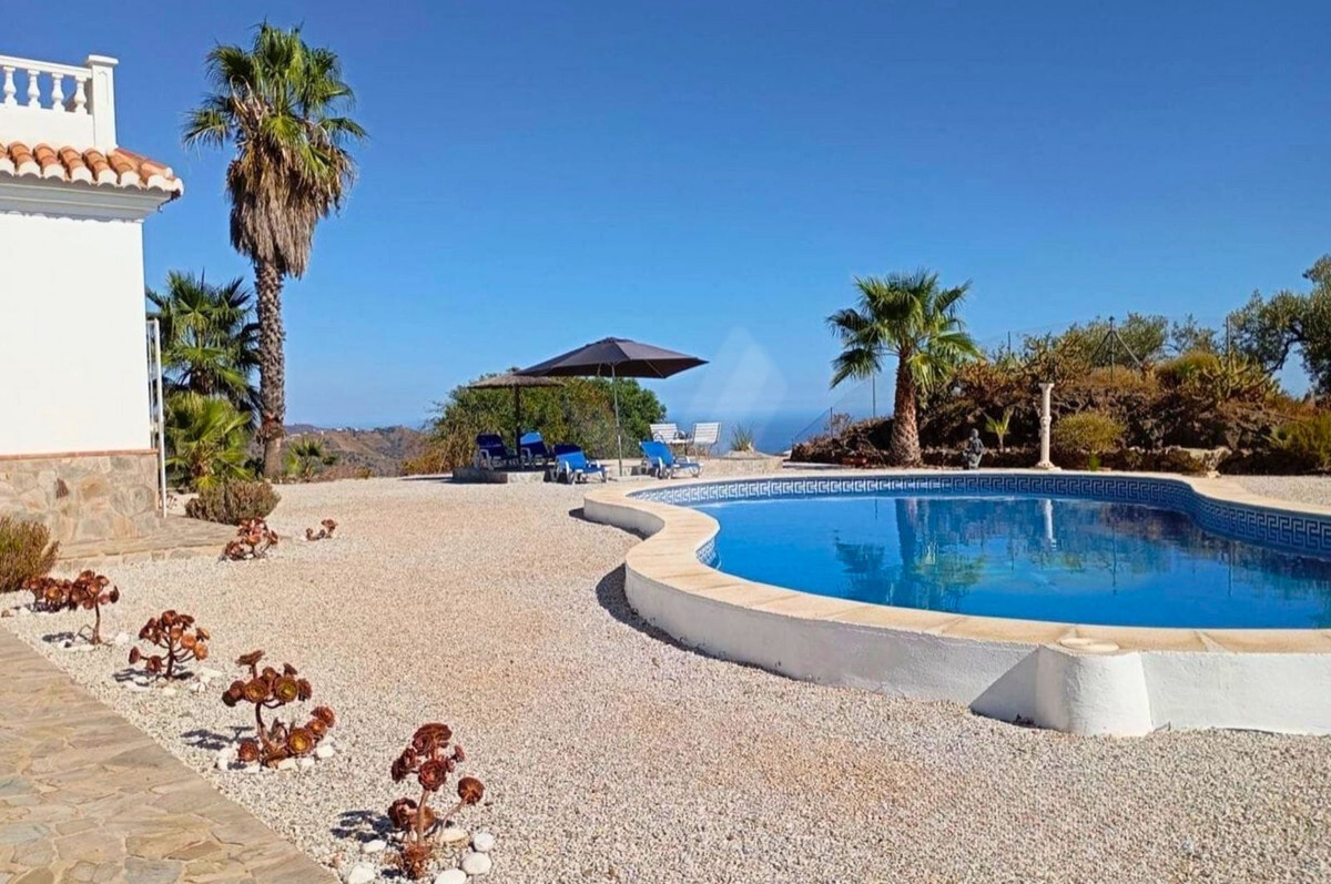 4 Bed Townhouse for sale in Sayalonga Costa Del Sol East, Málaga, Spain