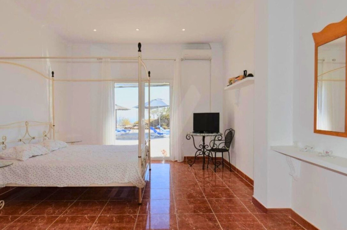 4 Bed Townhouse for sale in Sayalonga Costa Del Sol East, Málaga, Spain