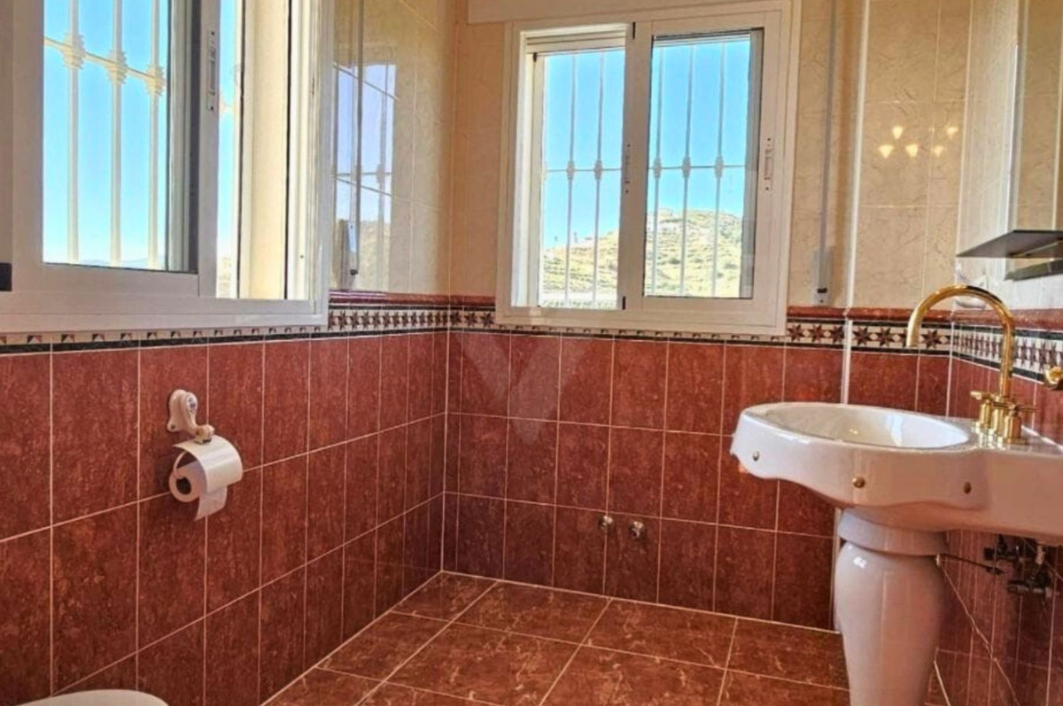 4 Bed Townhouse for sale in Sayalonga Costa Del Sol East, Málaga, Spain