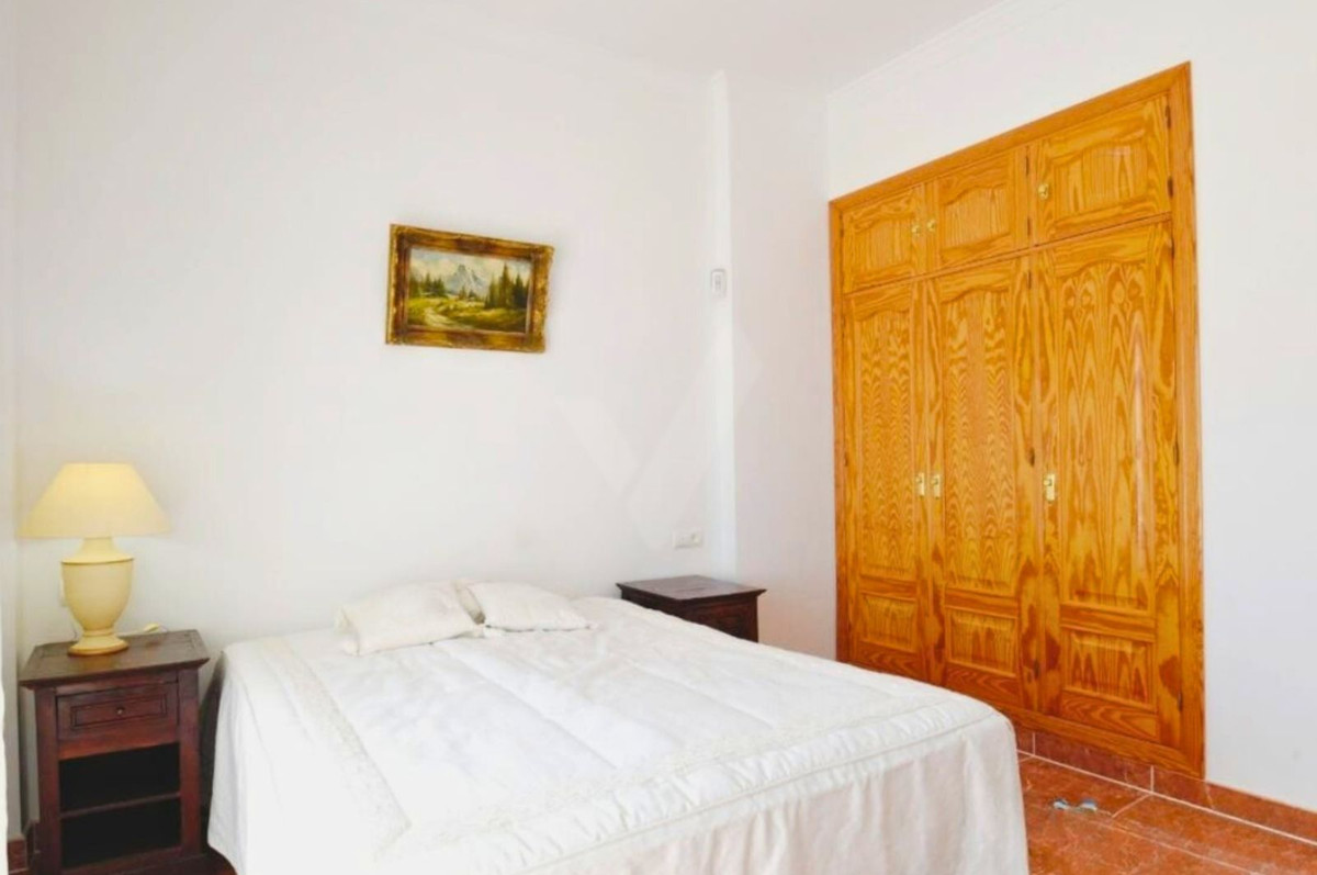 4 Bed Townhouse for sale in Sayalonga Costa Del Sol East, Málaga, Spain