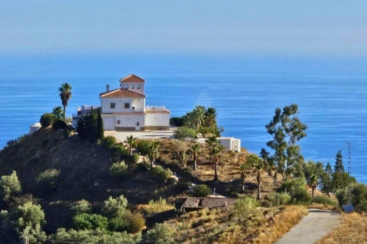 4 Bed Townhouse for sale in Sayalonga Costa Del Sol East, Málaga, Spain