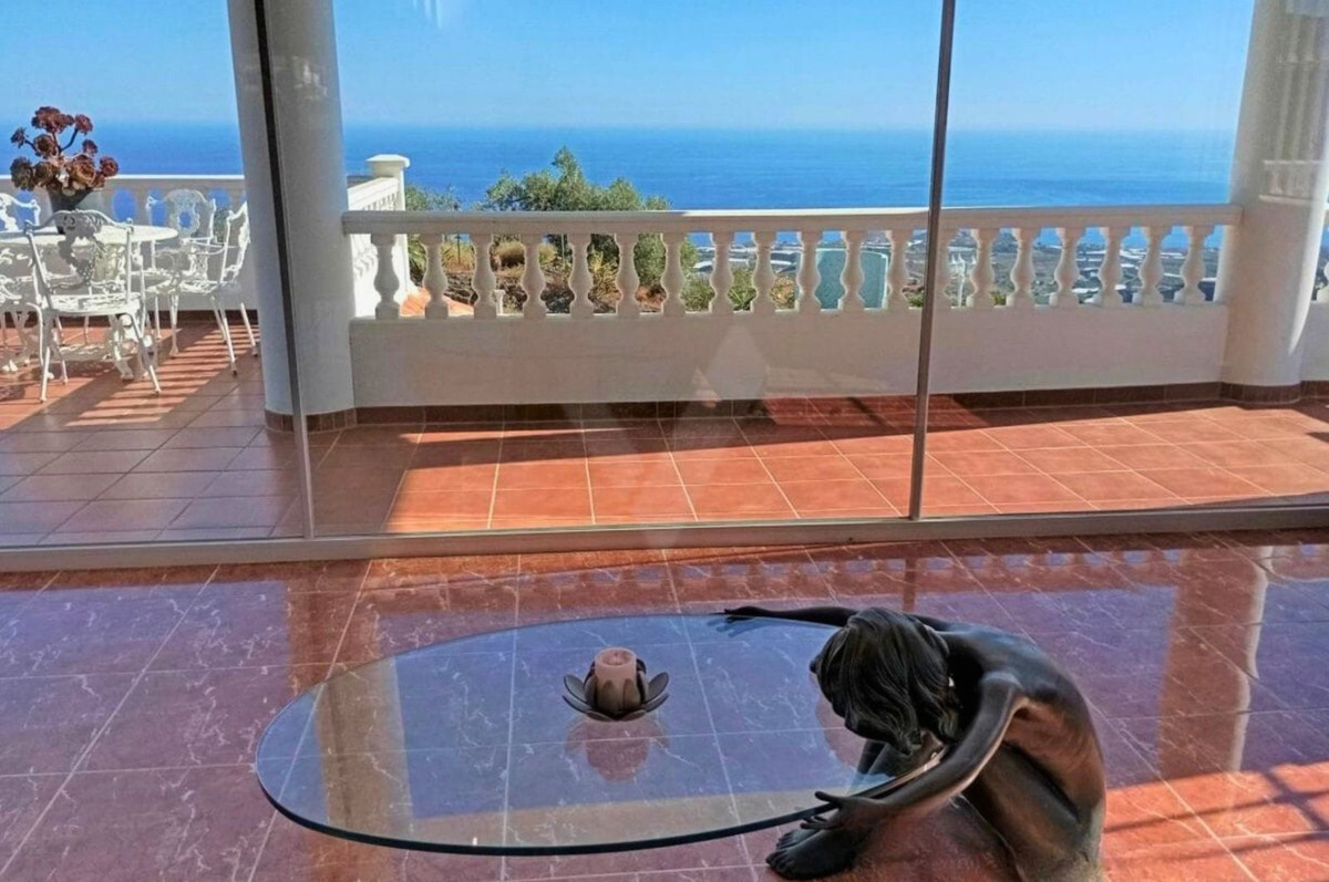 4 Bed Townhouse for sale in Sayalonga Costa Del Sol East, Málaga, Spain