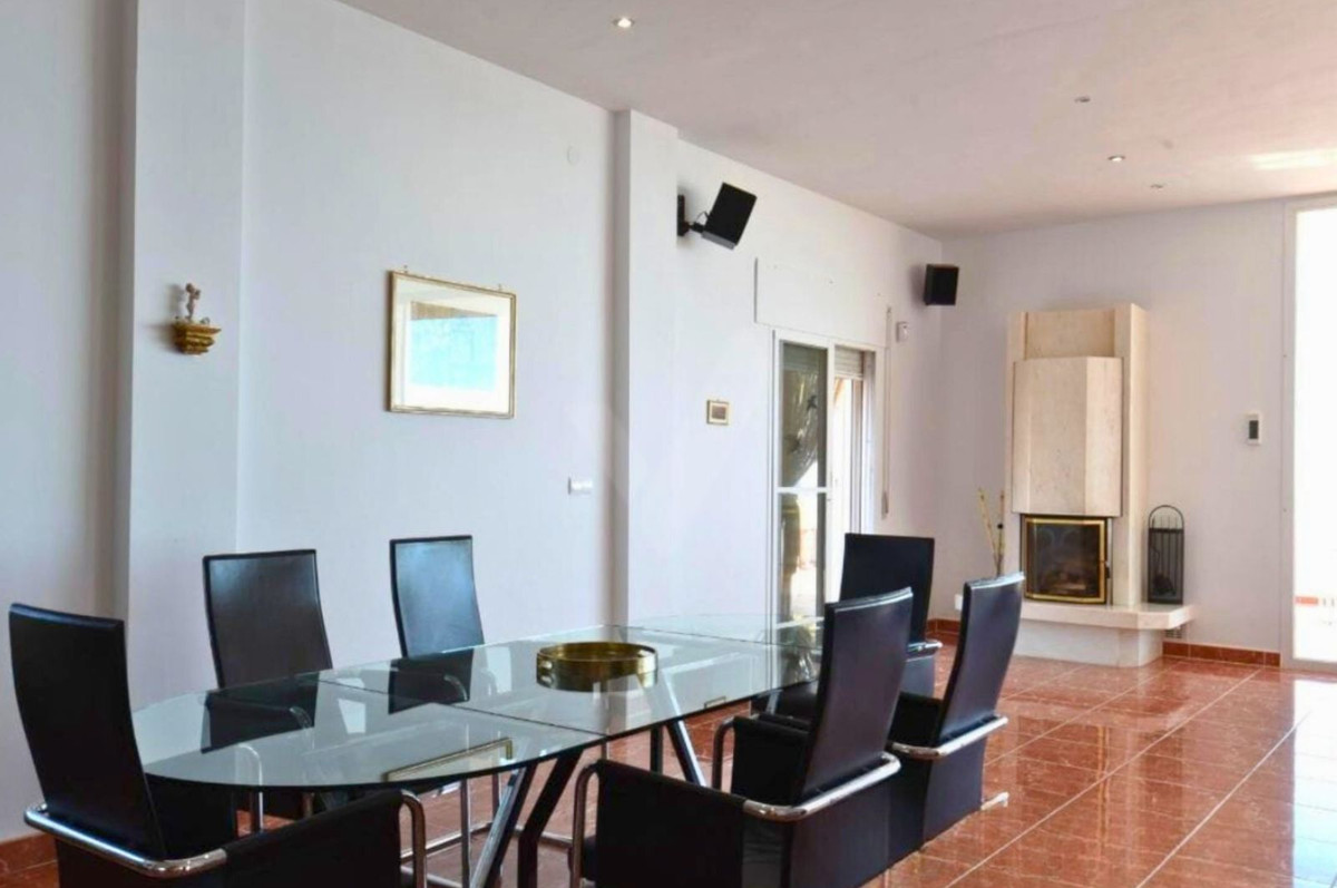 4 Bed Townhouse for sale in Sayalonga Costa Del Sol East, Málaga, Spain