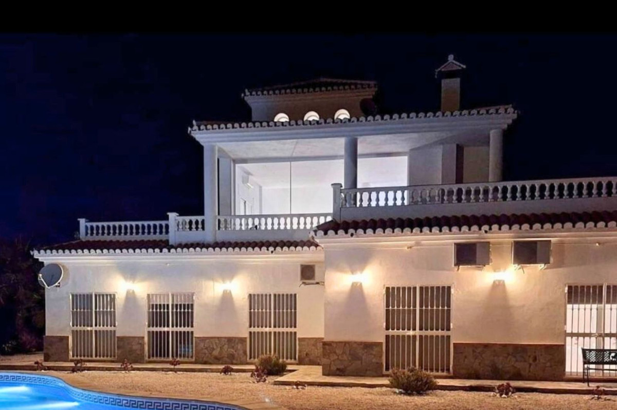 4 Bed Townhouse for sale in Sayalonga Costa Del Sol East, Málaga, Spain