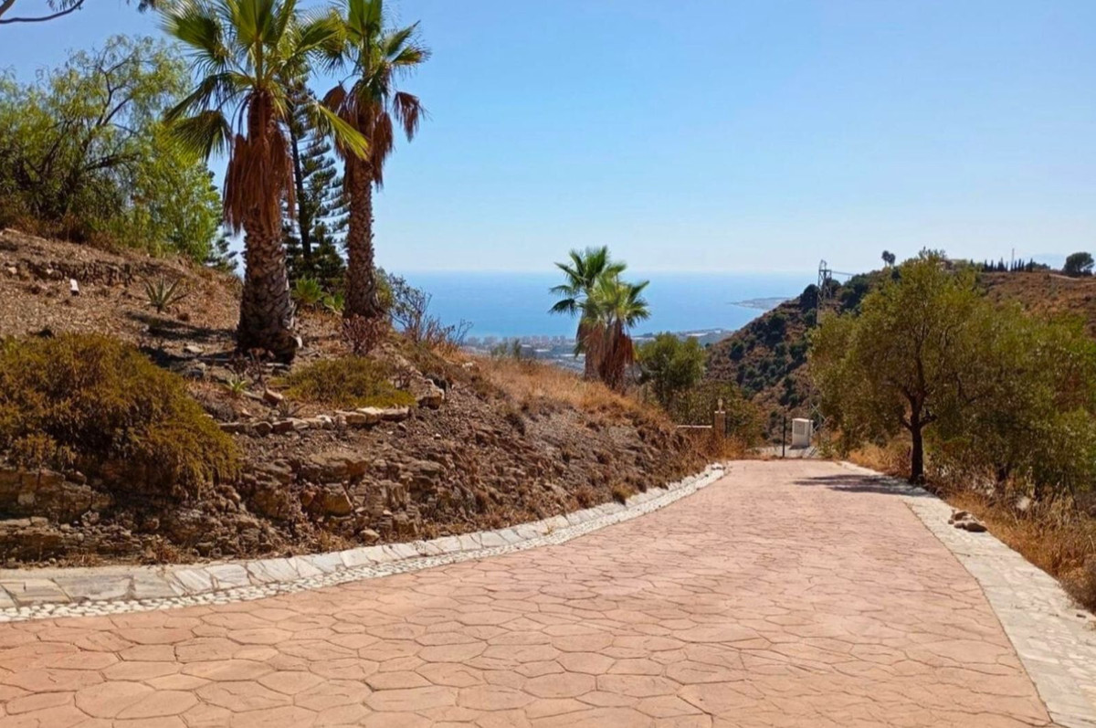 4 Bed Townhouse for sale in Sayalonga Costa Del Sol East, Málaga, Spain
