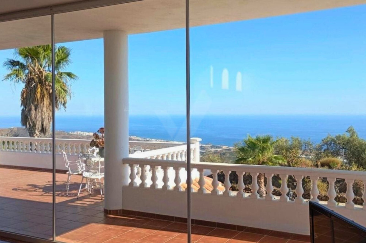4 Bed Townhouse for sale in Sayalonga Costa Del Sol East, Málaga, Spain