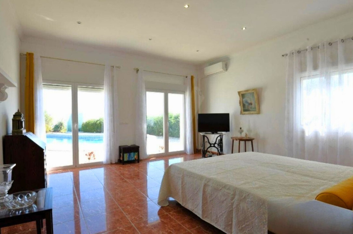 4 Bed Townhouse for sale in Sayalonga Costa Del Sol East, Málaga, Spain