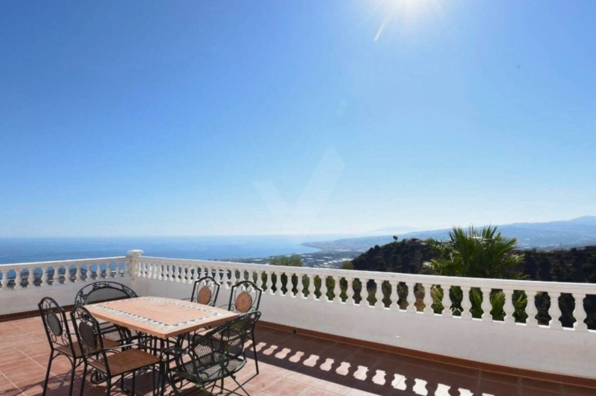 4 Bed Townhouse for sale in Sayalonga Costa Del Sol East, Málaga, Spain