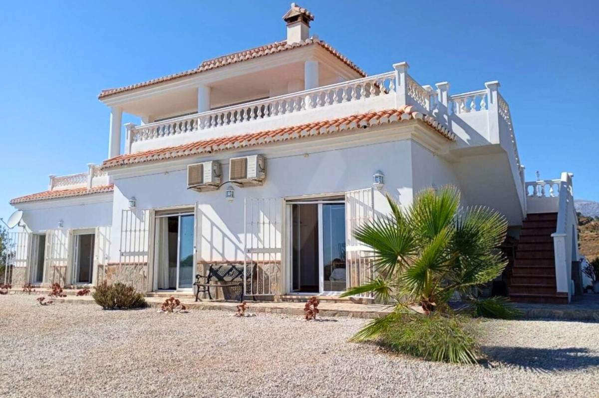 4 Bed Townhouse for sale in Sayalonga Costa Del Sol East, Málaga, Spain