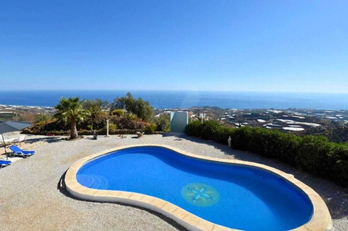 4 Bed Townhouse for sale in Sayalonga Costa Del Sol East, Málaga, Spain