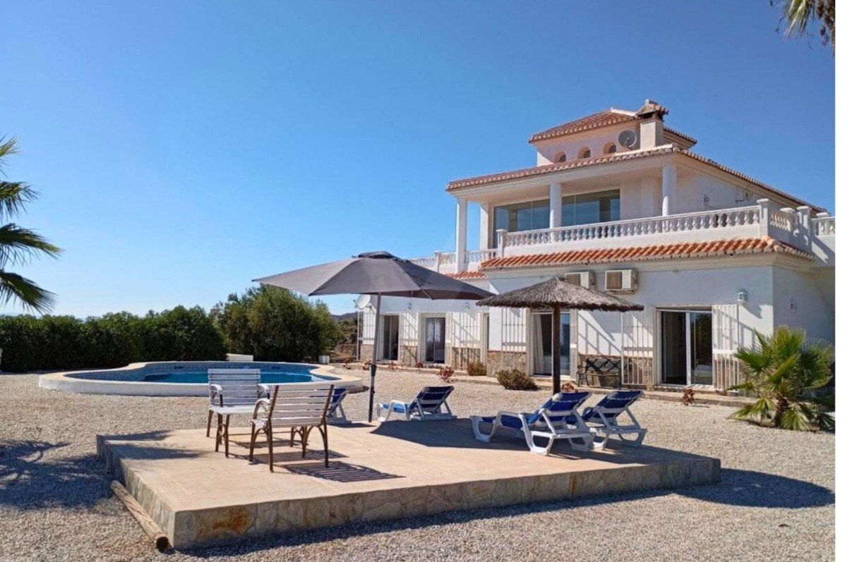4 Bed Townhouse for sale in Sayalonga Costa Del Sol East, Málaga, Spain
