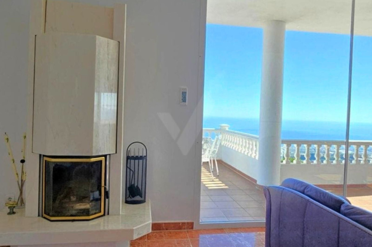 4 Bed Townhouse for sale in Sayalonga Costa Del Sol East, Málaga, Spain