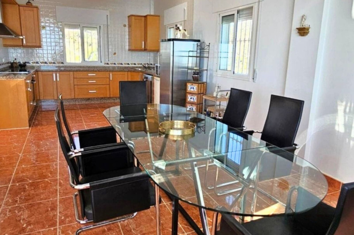4 Bed Townhouse for sale in Sayalonga Costa Del Sol East, Málaga, Spain