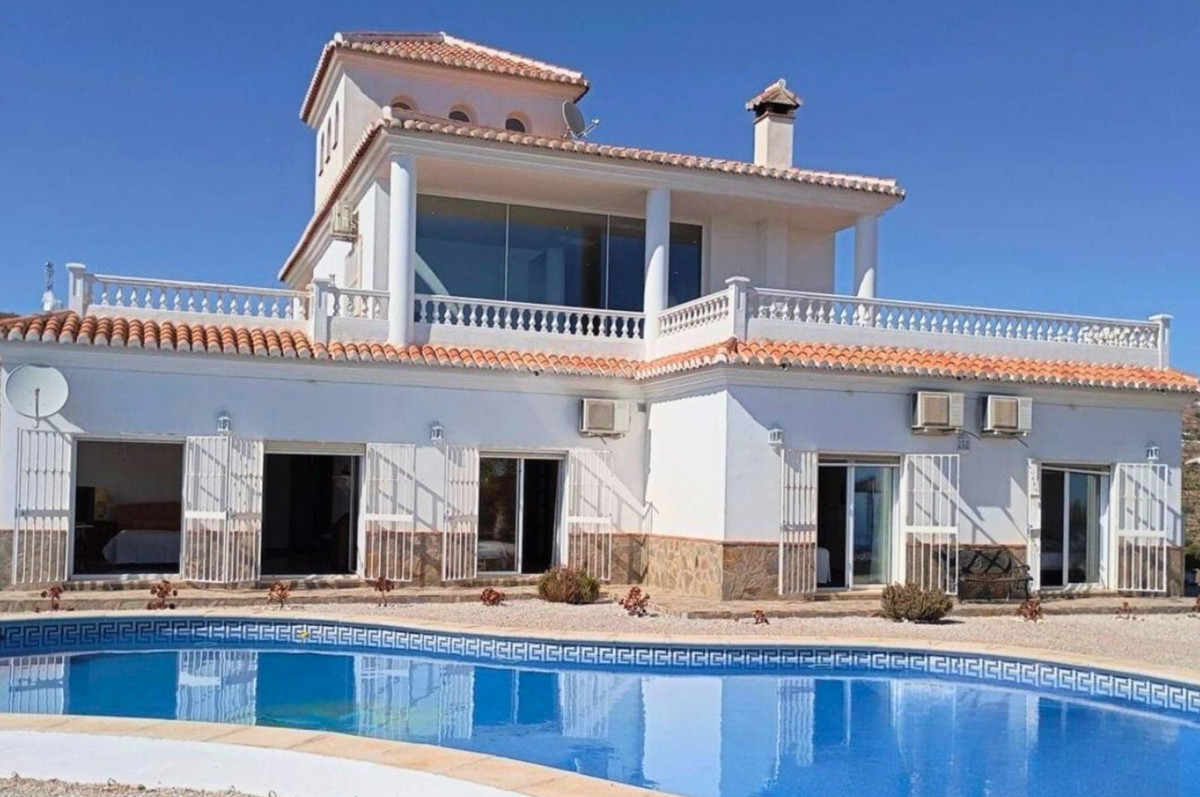4 Bed Townhouse for sale in Sayalonga Costa Del Sol East, Málaga, Spain