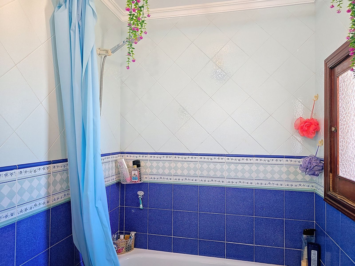 4 Bed Townhouse for sale in Almayate Costa Del Sol East, Málaga, Spain