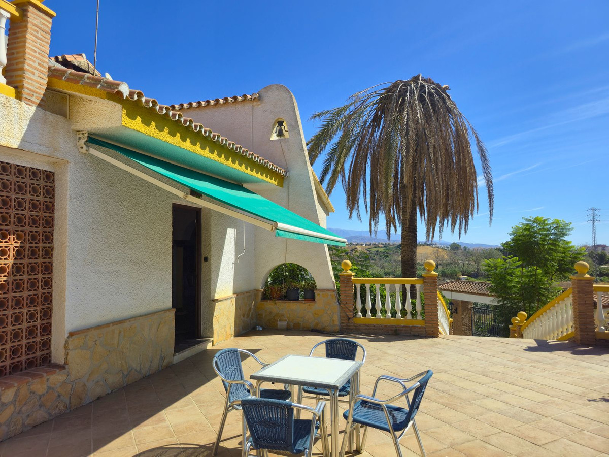 4 Bed Townhouse for sale in Almayate Costa Del Sol East, Málaga, Spain