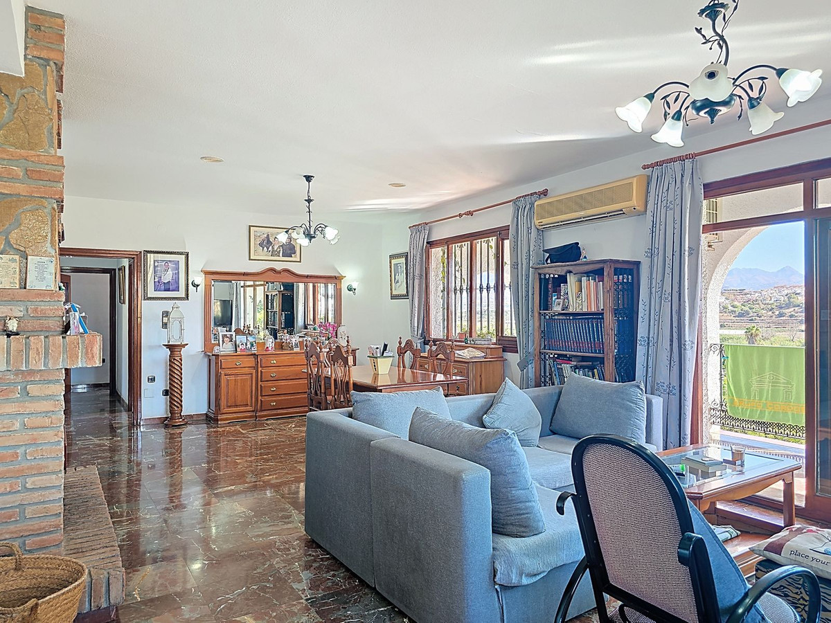4 Bed Townhouse for sale in Almayate Costa Del Sol East, Málaga, Spain