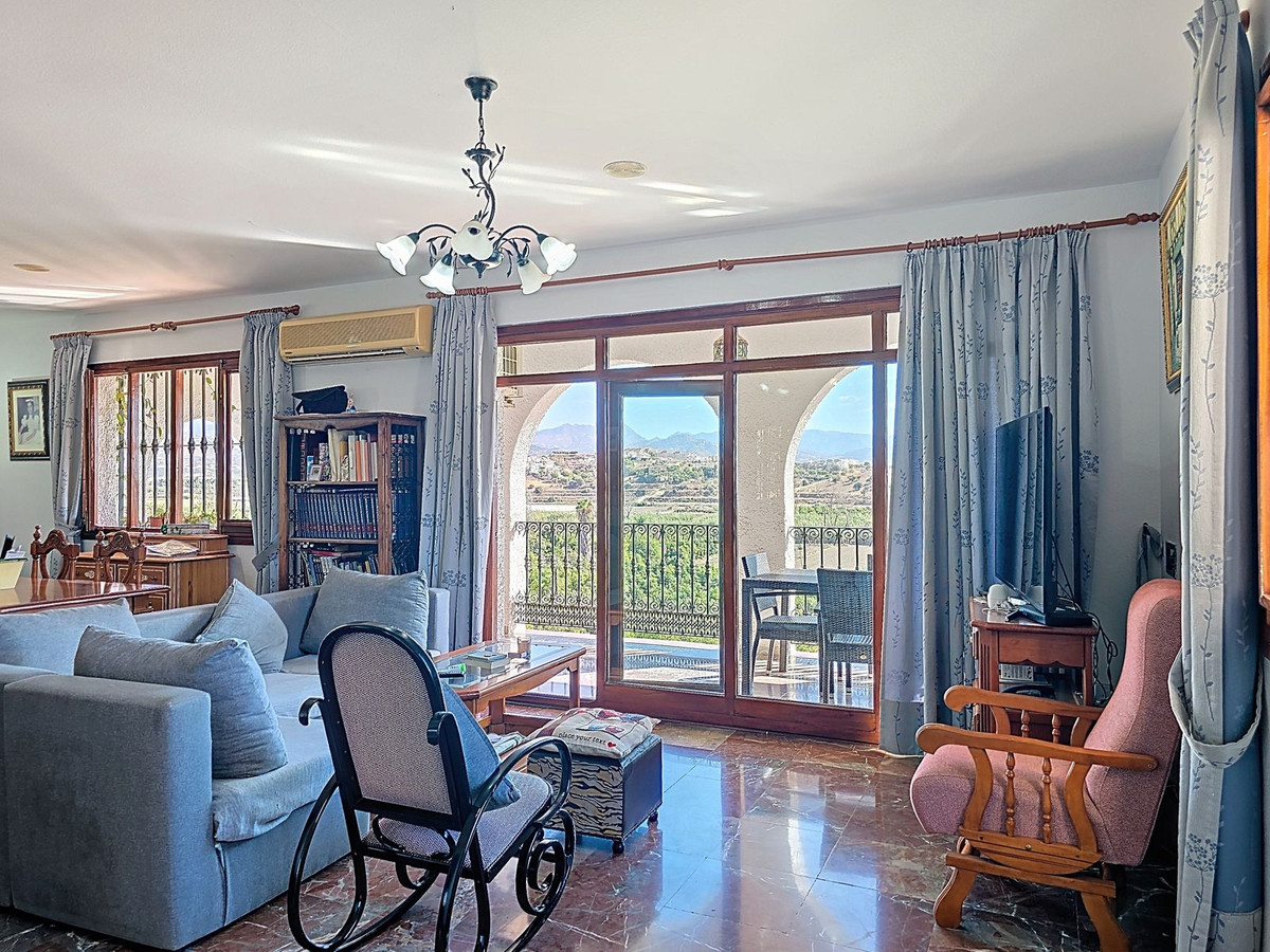 4 Bed Townhouse for sale in Almayate Costa Del Sol East, Málaga, Spain