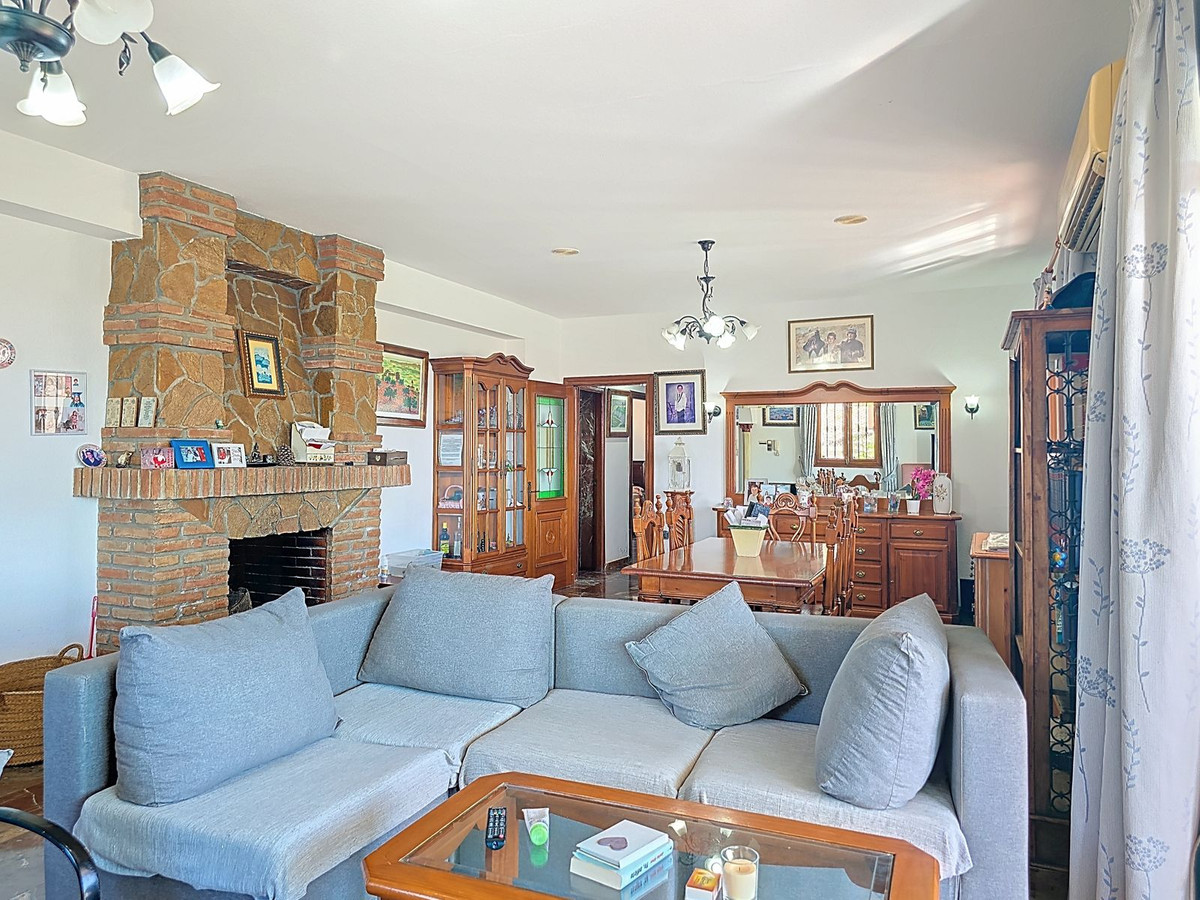 4 Bed Townhouse for sale in Almayate Costa Del Sol East, Málaga, Spain