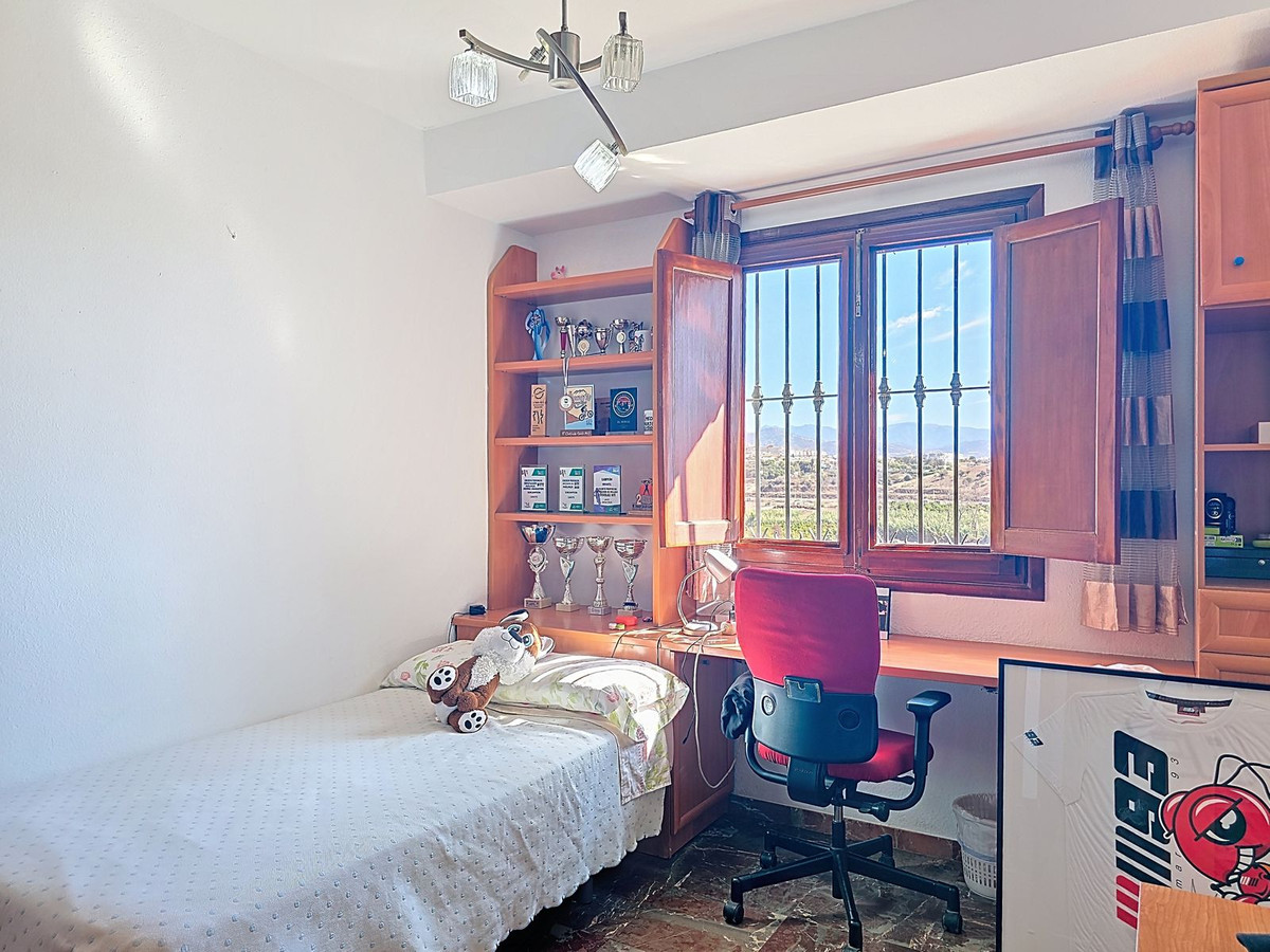 4 Bed Townhouse for sale in Almayate Costa Del Sol East, Málaga, Spain