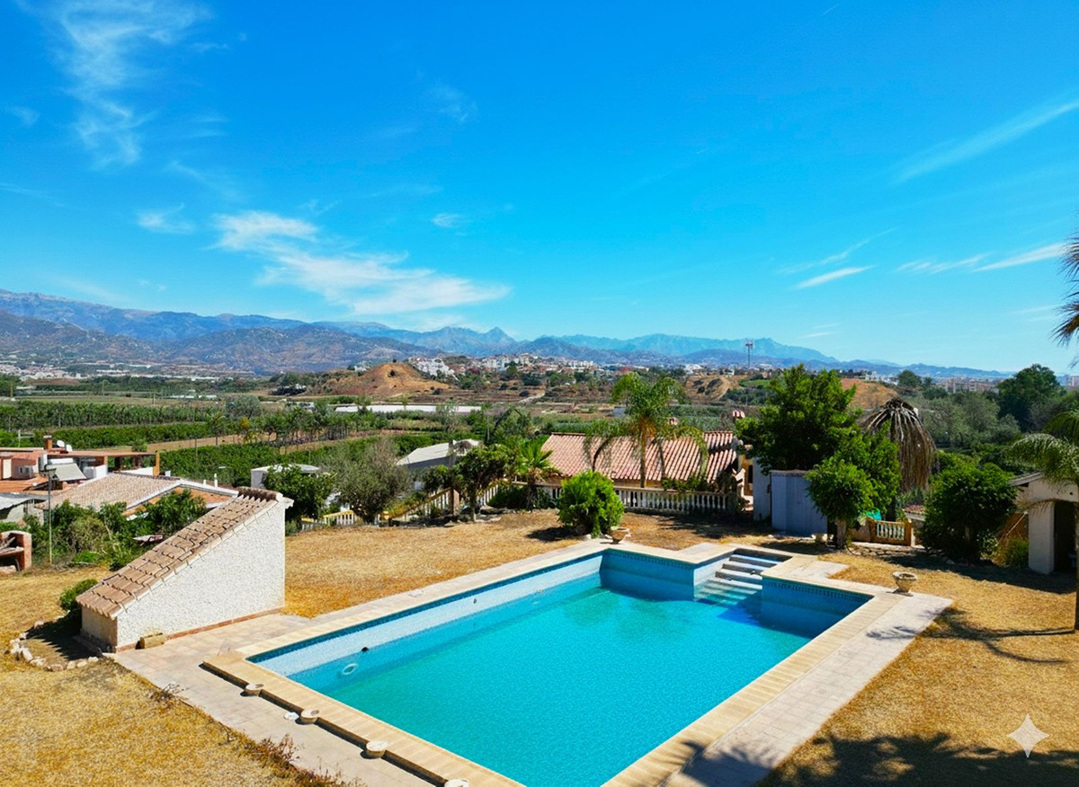 4 Bed Townhouse for sale in Almayate Costa Del Sol East, Málaga, Spain