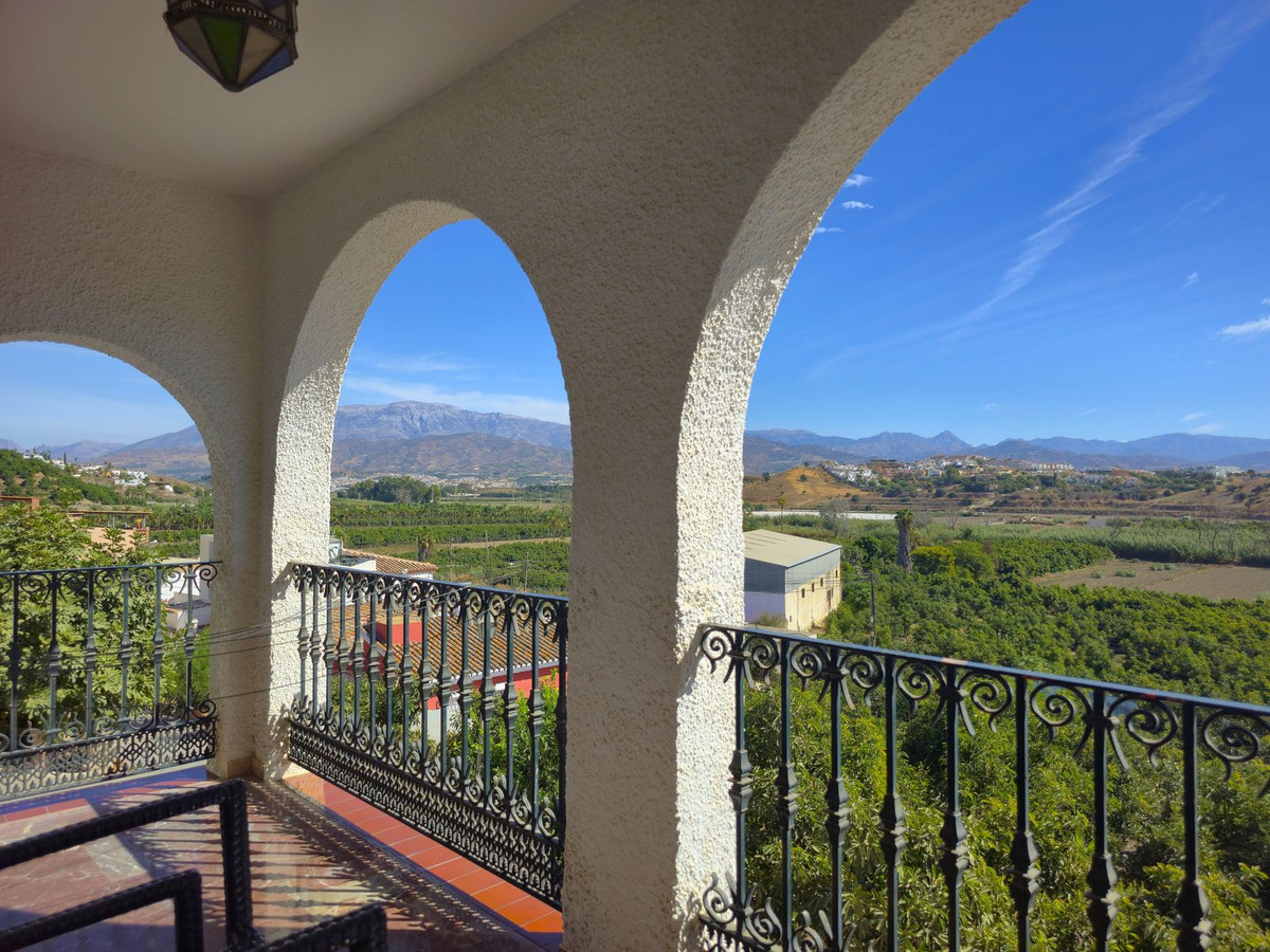4 Bed Townhouse for sale in Almayate Costa Del Sol East, Málaga, Spain