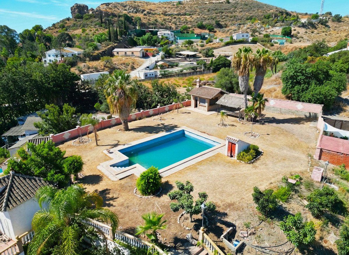 4 Bed Townhouse for sale in Almayate Costa Del Sol East, Málaga, Spain