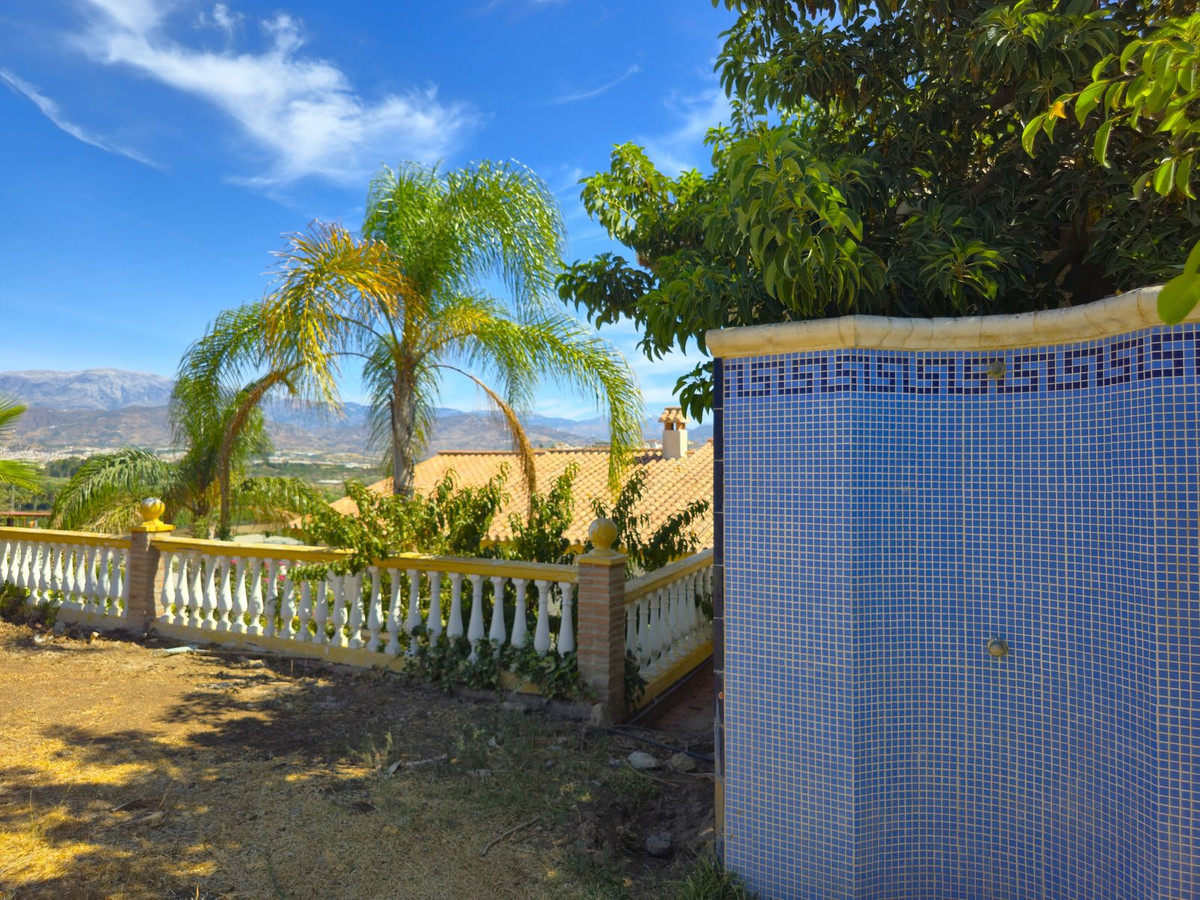 4 Bed Townhouse for sale in Almayate Costa Del Sol East, Málaga, Spain