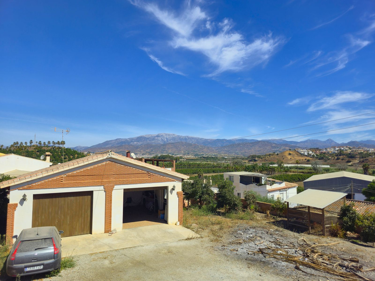 4 Bed Townhouse for sale in Almayate Costa Del Sol East, Málaga, Spain
