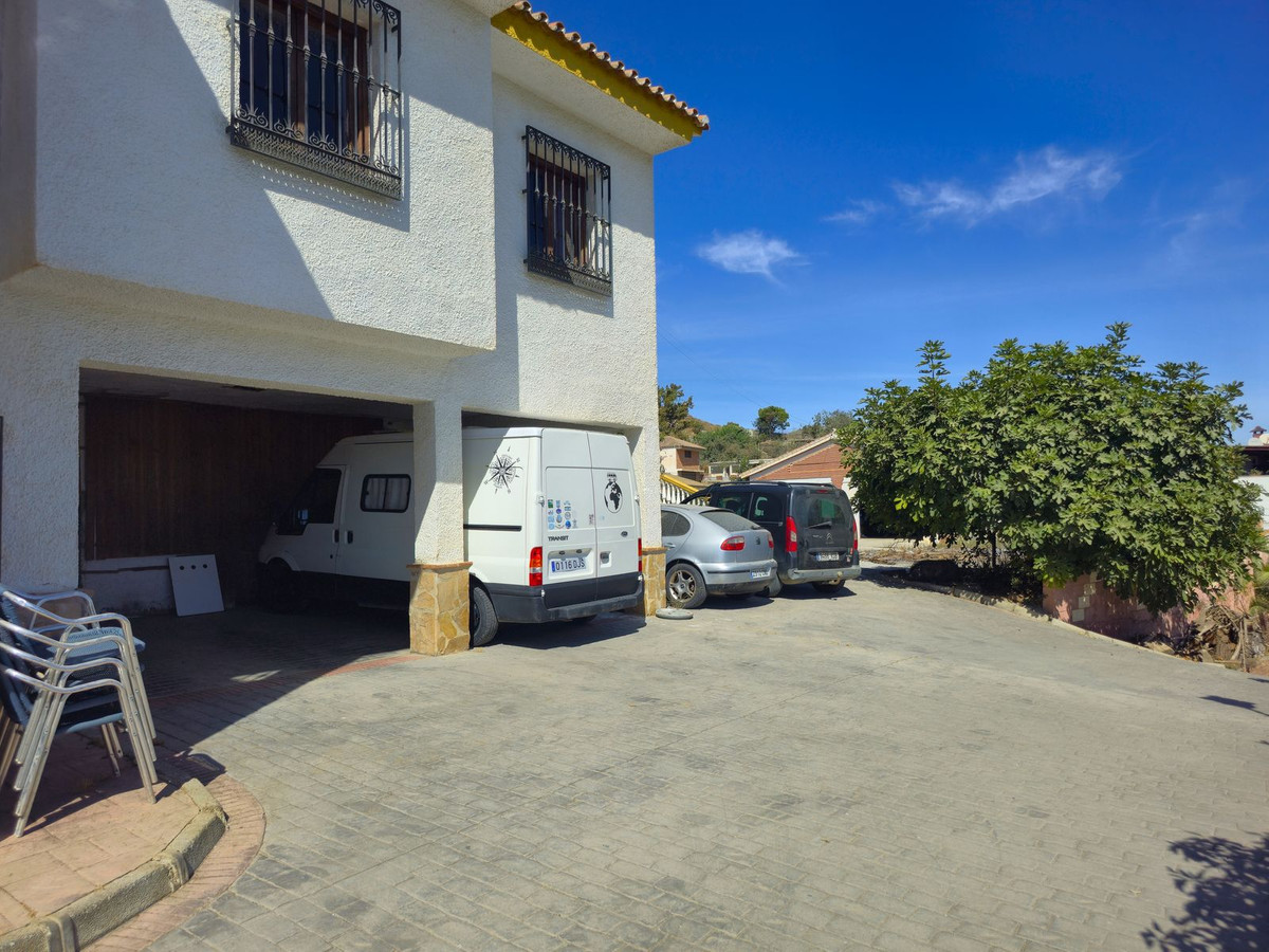 4 Bed Townhouse for sale in Almayate Costa Del Sol East, Málaga, Spain