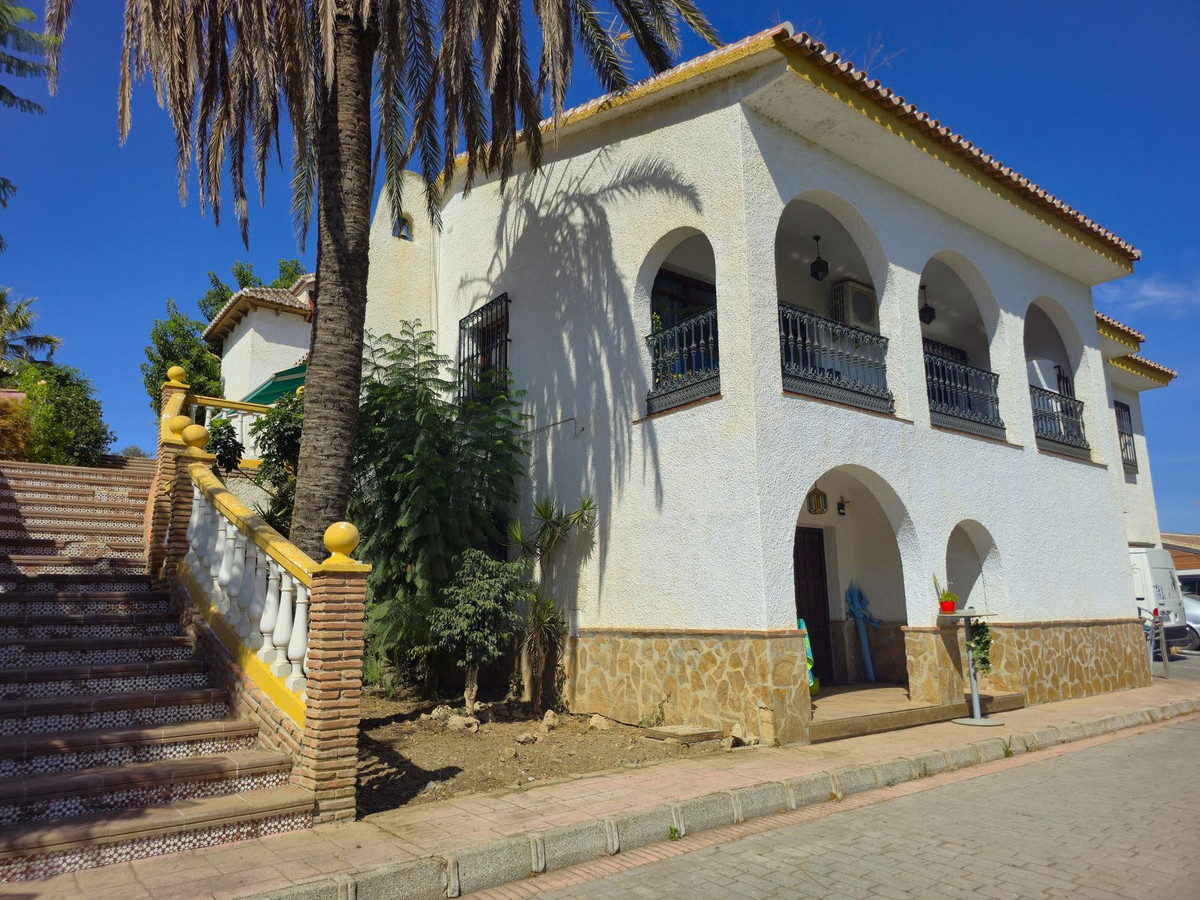4 Bed Townhouse for sale in Almayate Costa Del Sol East, Málaga, Spain