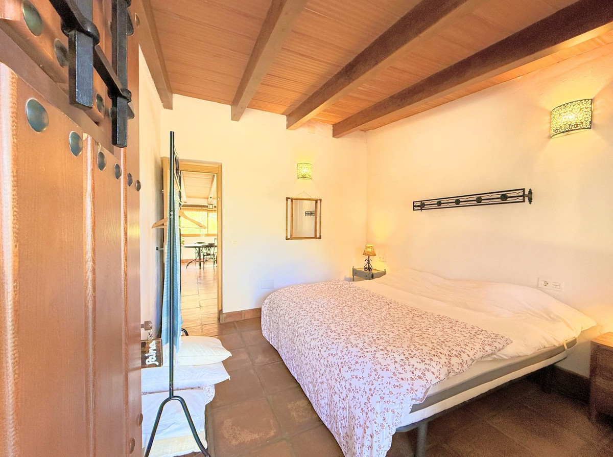 8 Bed Commercial unit for sale in Casares Costa Del Sol, Málaga, Spain