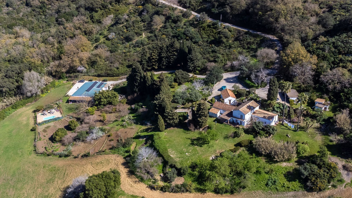 8 Bed Commercial unit for sale in Casares Costa Del Sol, Málaga, Spain