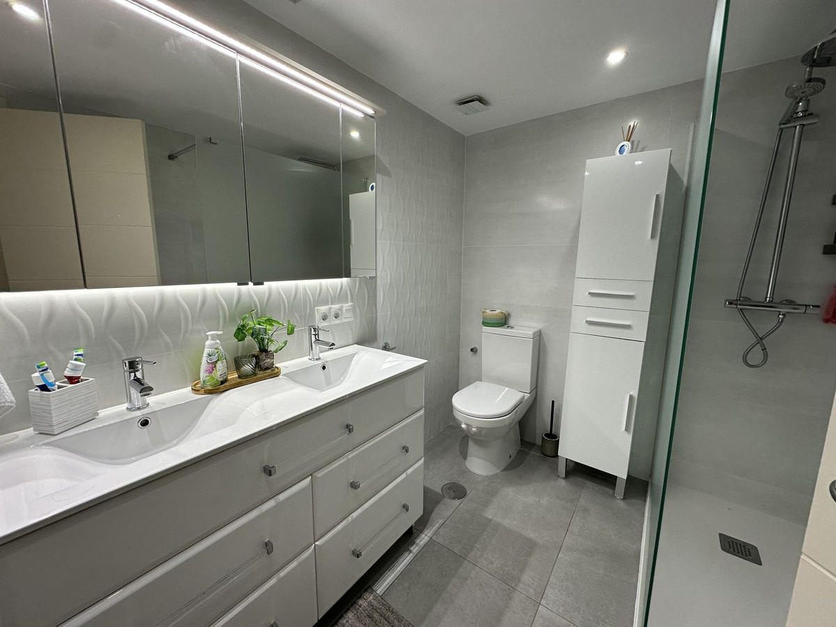 Se vende Apartamento Planta Media de 2 dormitorios en Costa Del Sol, Málaga, España