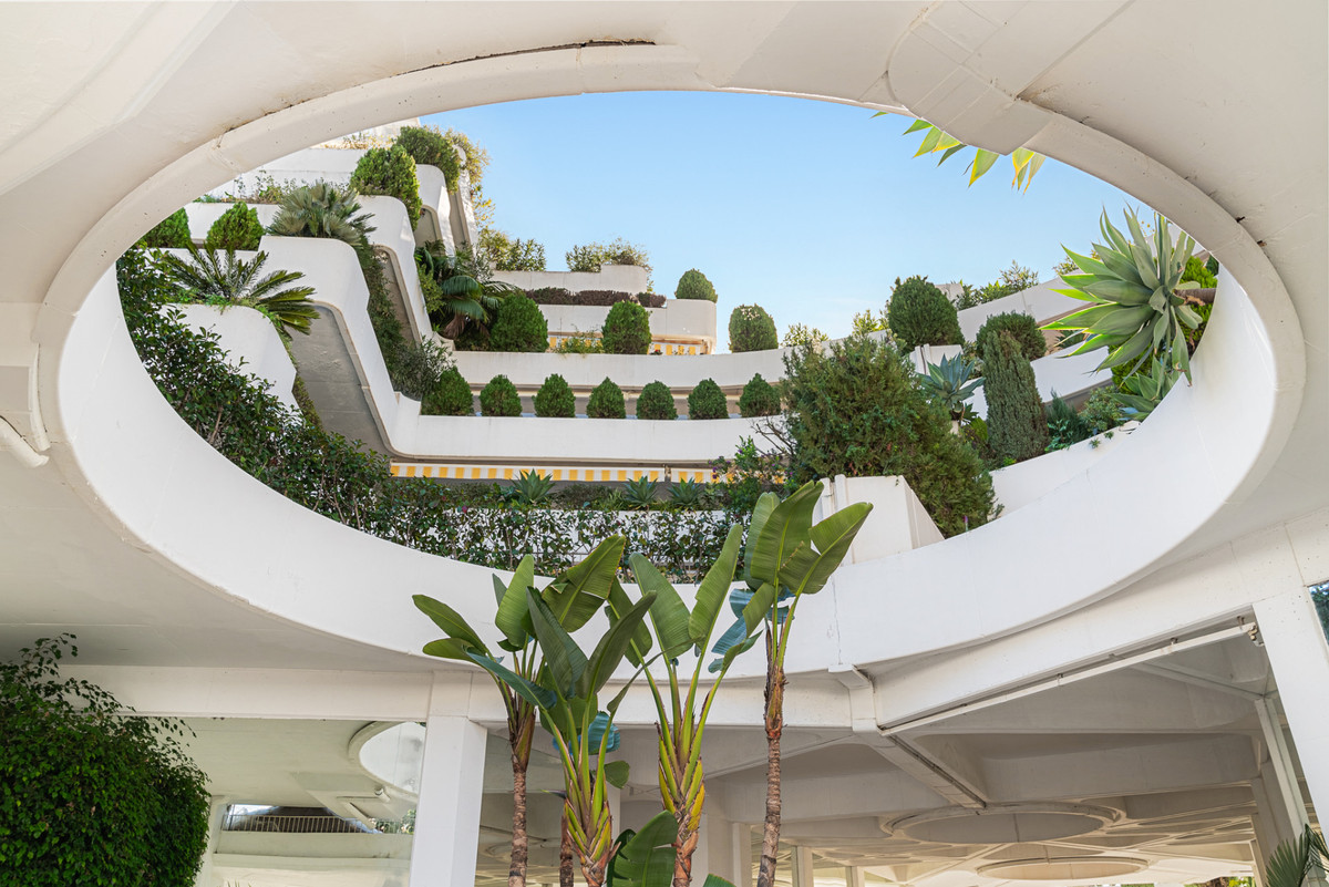 3 Bed Apartment for sale in The Golden Mile Costa Del Sol, Málaga, Spain