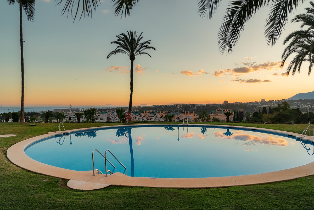 3 Bed Apartment for sale in The Golden Mile Costa Del Sol, Málaga, Spain