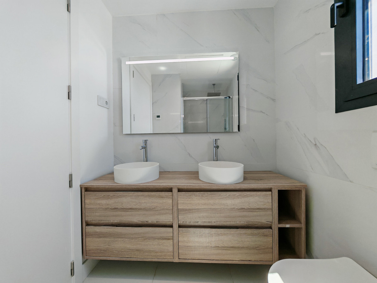 3 Bed Apartment for sale in Fuengirola Costa Del Sol, Málaga, Spain