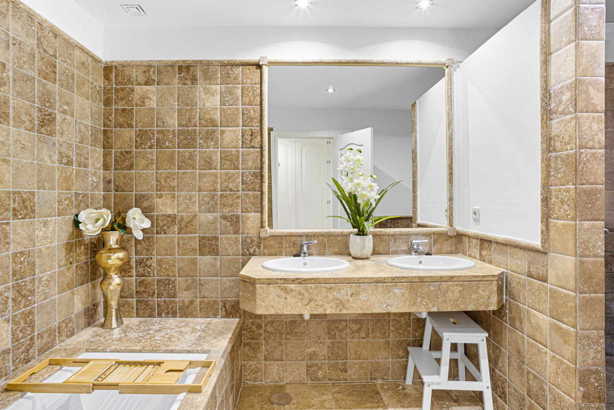 2 Bed Apartment for sale in Estepona Costa Del Sol, Málaga, Spain