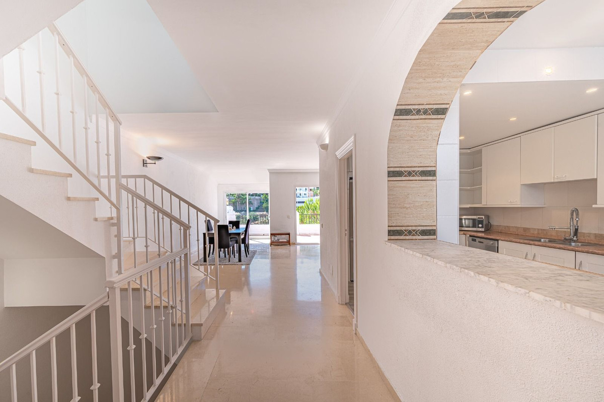 4 Bed Townhouse for sale in Benahavís Costa Del Sol, Málaga, Spain