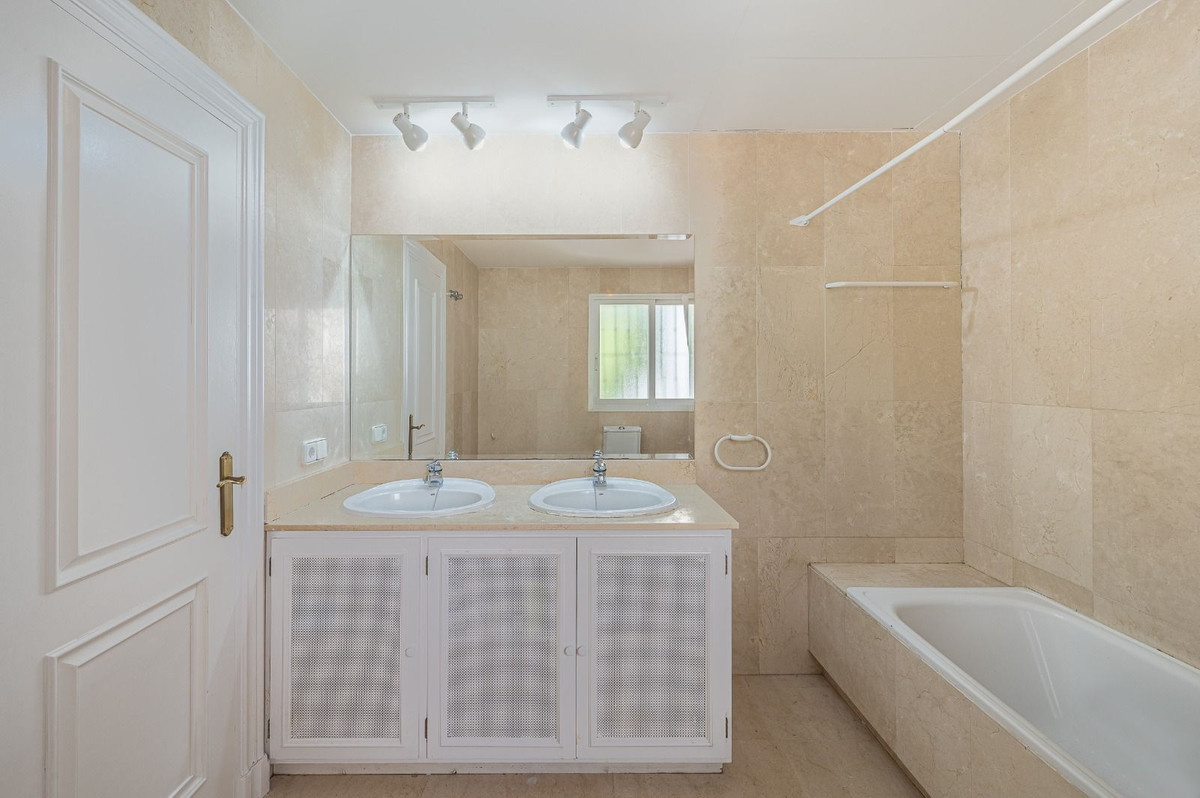 4 Bed Townhouse for sale in Benahavís Costa Del Sol, Málaga, Spain