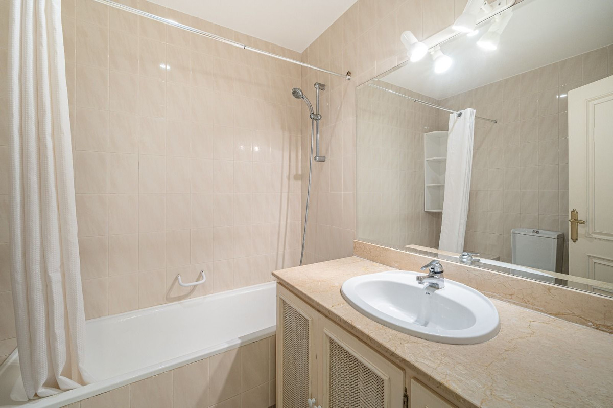 4 Bed Townhouse for sale in Benahavís Costa Del Sol, Málaga, Spain