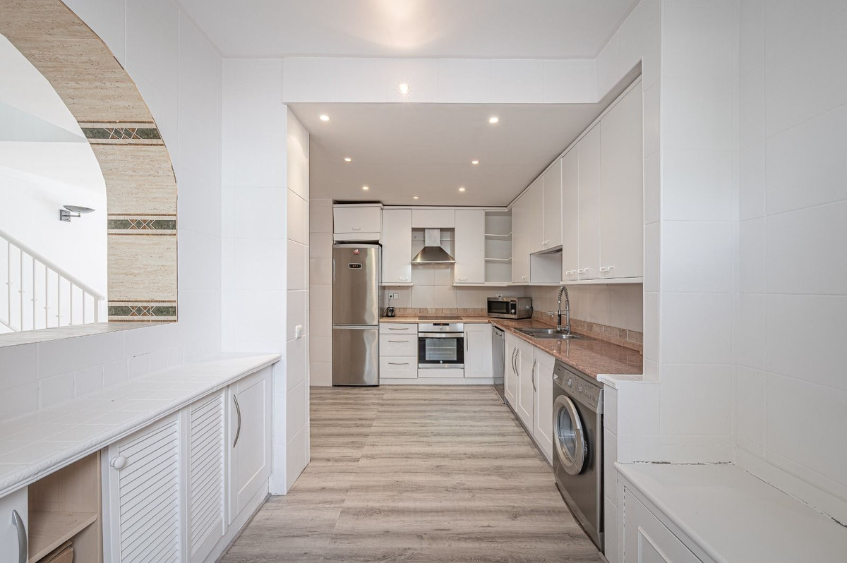 4 Bed Townhouse for sale in Benahavís Costa Del Sol, Málaga, Spain